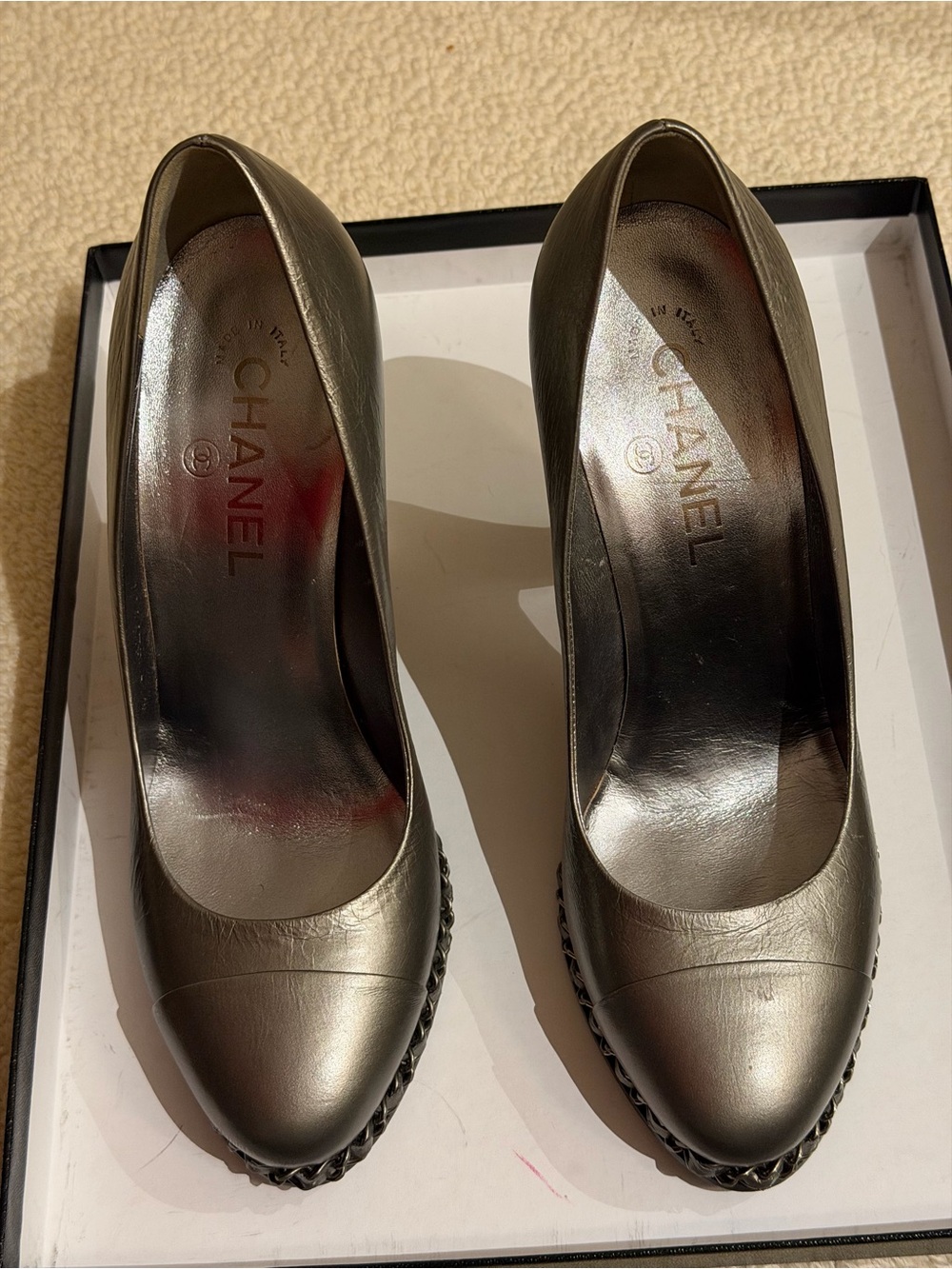 CHANEL Silver Leather Round-Toe Chain-Trim Pumps
